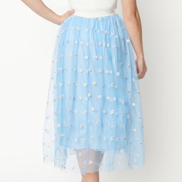 Unique Vintage Dresses & Skirts - Unique Vintage Periwinkle Tulle & White Daisy Hilty Skirt